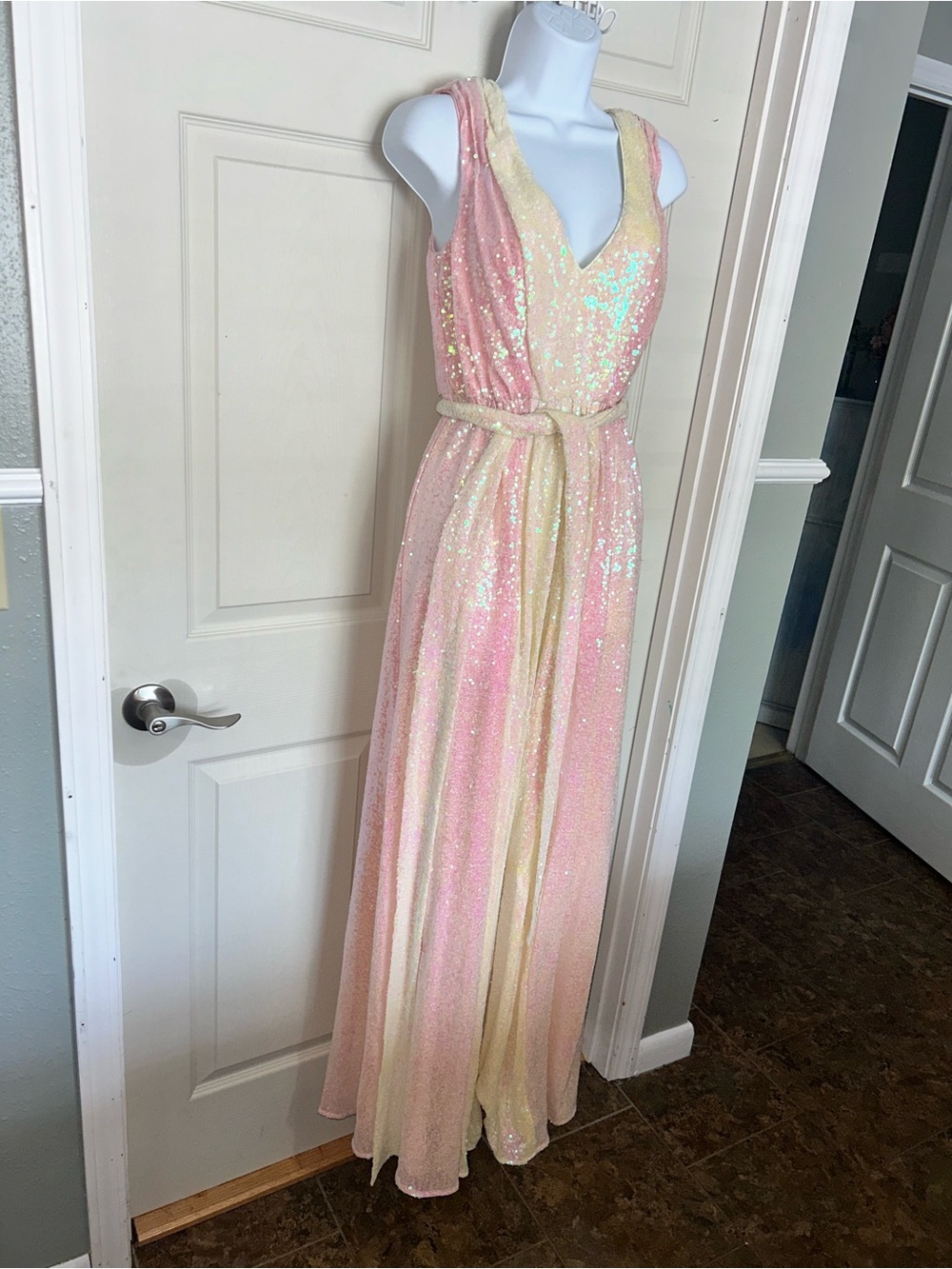 NWT Badgley Mischka Women’s Iridescent Sequin Formal Gown